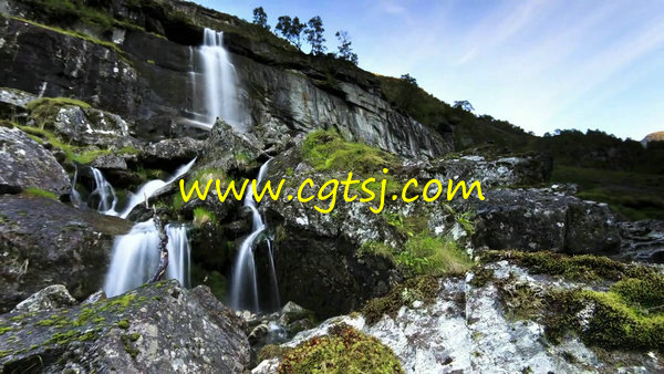 挪威山间的溪流大山树林延时摄影高清实拍视频素材 720P的图片1